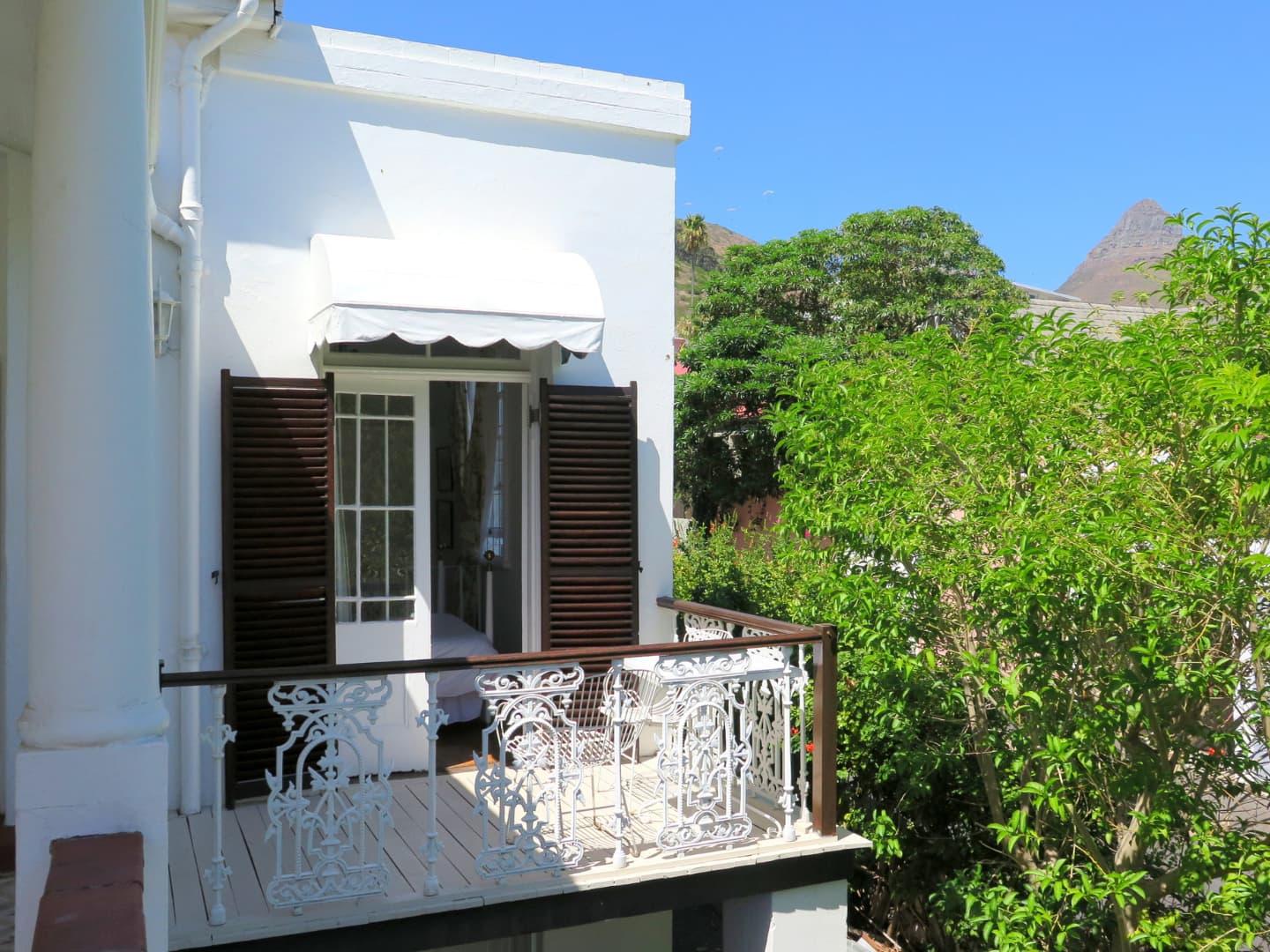 Guest lounge with period detailing