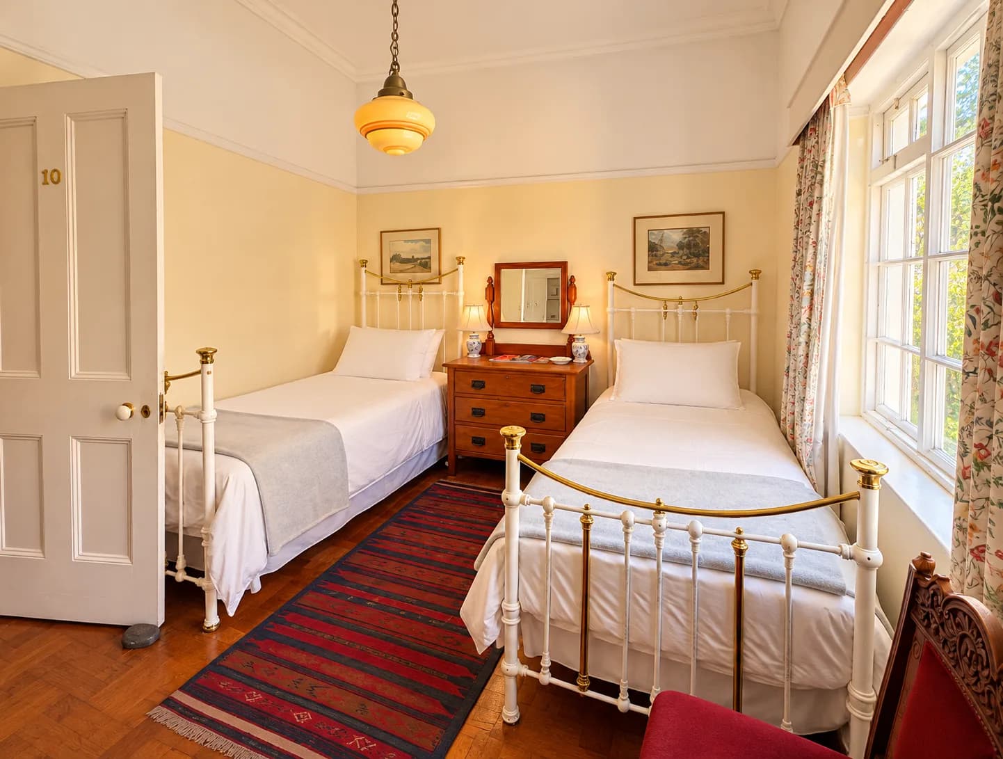 Room 10 thumbnail 2